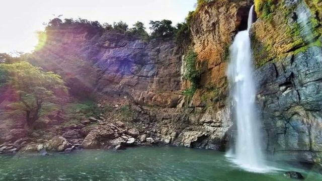 Menyibak Pesona Air Terjun Cimarinjung yang Menawan